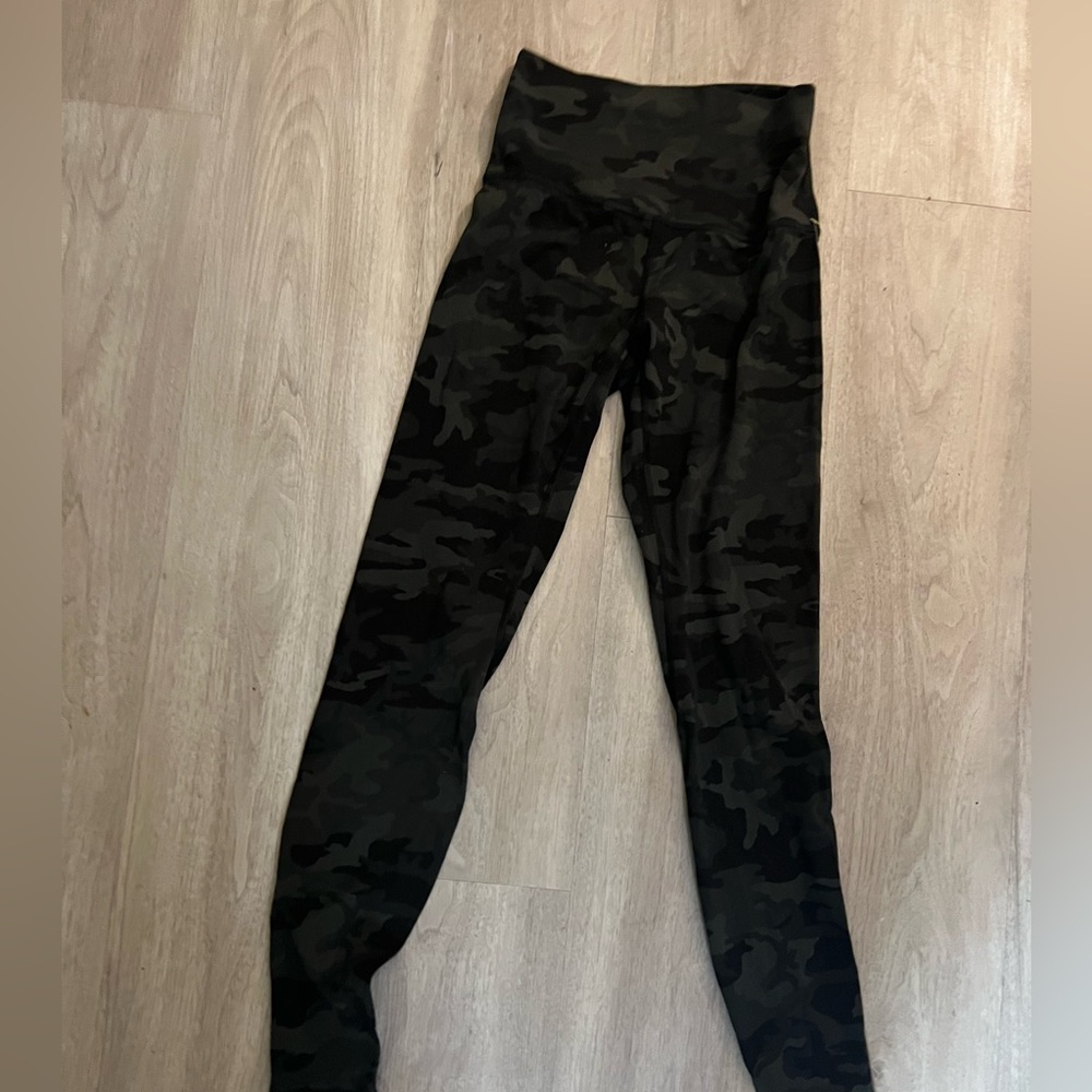 Lululemon camouflage leggings small like new